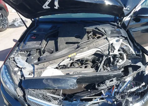 2015 Mercedes-Benz C 300 z USA, uszkodzony, nr VIN 55SWF4JB5FU083272